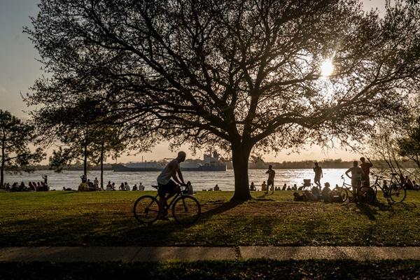 Đằng nào cũng chết và thái độ bàng quan trước đại dịch trên đất Mỹ-2