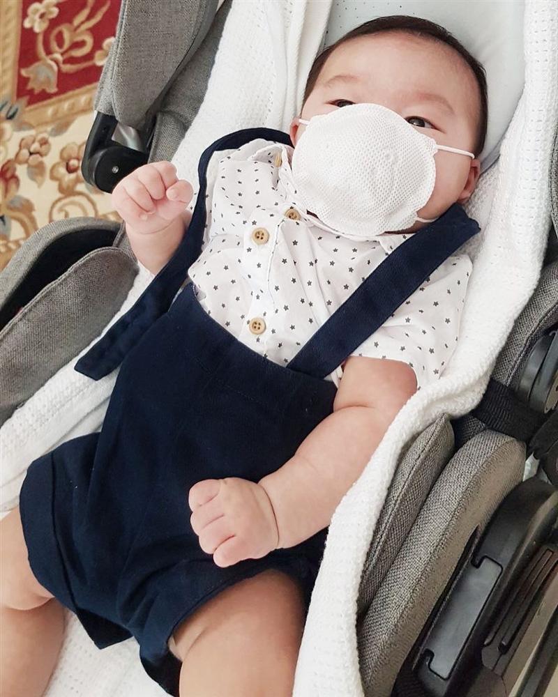 Lan Khuê bật cười khi xem chồng đại gia vừa hít đất vừa hôn quý tử 4 tháng tuổi-6