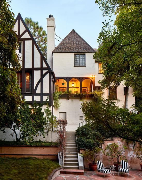 Dita Von Teese lần đầu chia sẻ về tổ ấm xinh xắn của cô trên tạp chí kiến trúc Architectural Digest. Vũ nữ thoát y kiêm diễn viên, nhà tạo mẫu người Mỹ đã mua ngôi nhà này vào năm 2015 và tu sửa rất nhiều theo gu thẩm mỹ riêng.