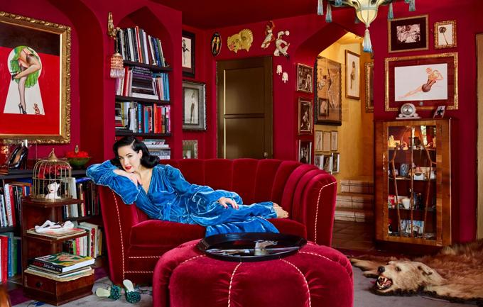 Thư viện màu đỏ được decor theo phong cách thập niên 1930. Dita Von Teese sưu tầm rất nhiều sách quý, sách về nghệ thuật múa thoát y. Cô cũng treo những bức tranh phác họa các vũ công.