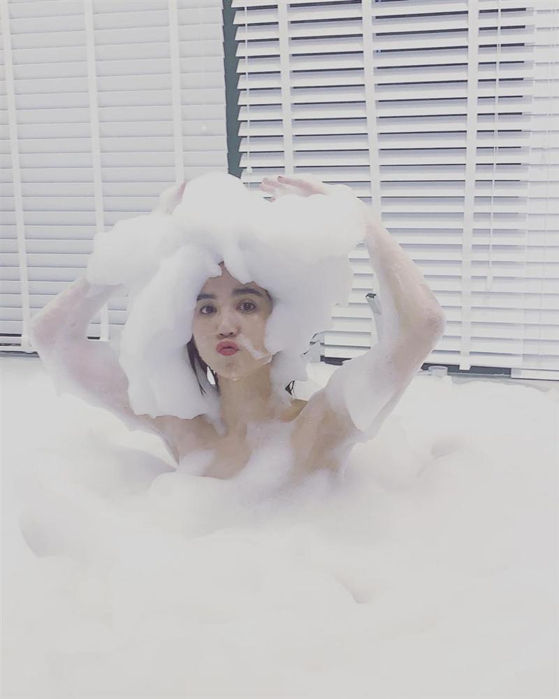 Ngọc Trinh khỏa thân trong bồn tắm, dân mạng chỉ quan tâm ai là người chụp loạt hình này!-4