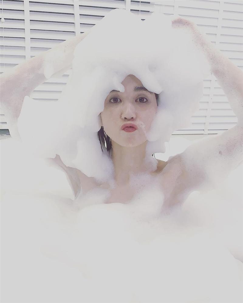 Ngọc Trinh khỏa thân trong bồn tắm, dân mạng chỉ quan tâm ai là người chụp loạt hình này!-5