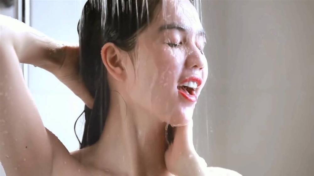 Ngọc Trinh khỏa thân trong bồn tắm, dân mạng chỉ quan tâm ai là người chụp loạt hình này!-7