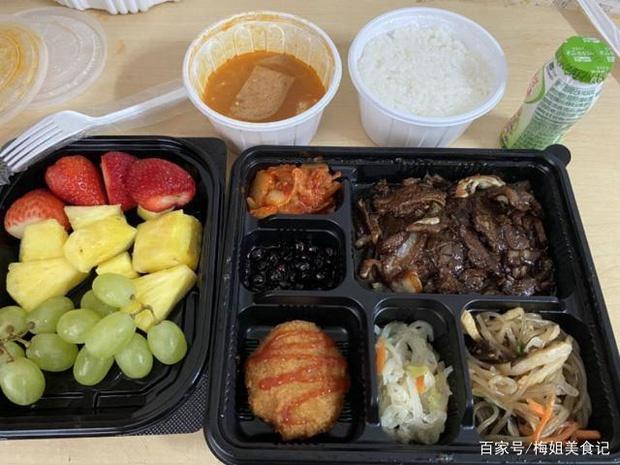 Dân mạng thế giới khoe bữa ăn đầy đủ trong khu cách ly-7