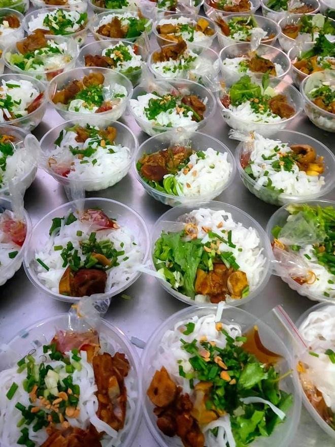 Dân mạng thế giới khoe bữa ăn đầy đủ trong khu cách ly-9