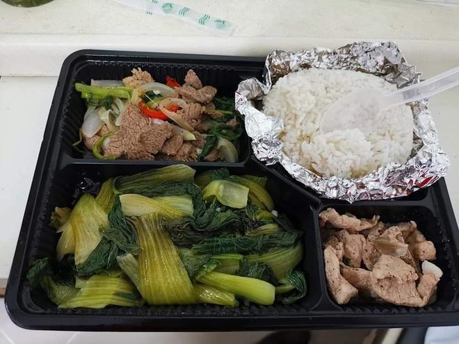 Dân mạng thế giới khoe bữa ăn đầy đủ trong khu cách ly-10