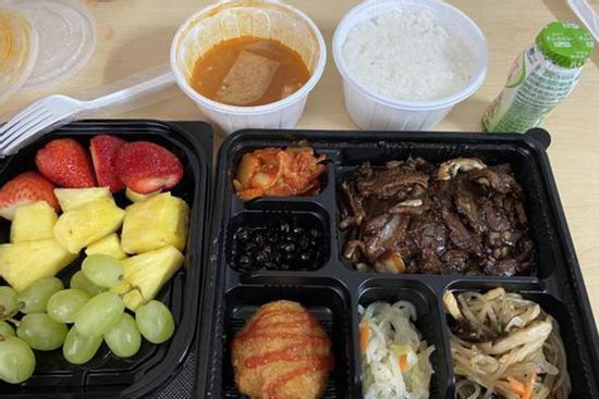 Dân mạng thế giới khoe bữa ăn đầy đủ trong khu cách ly