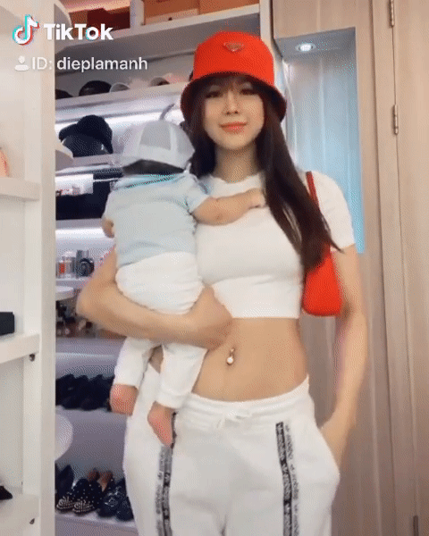 Bế con cực ngầu, Diệp Lâm Anh đu trend thay đồ chớp nhoáng ăn đứt Ngọc Trinh-1