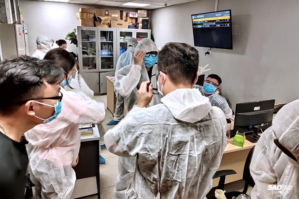 Những người thầm lặng sau chuyến bay đón kiều bào từ tâm dịch COVID-19: Tụt huyết áp, tình nguyện xa con-9