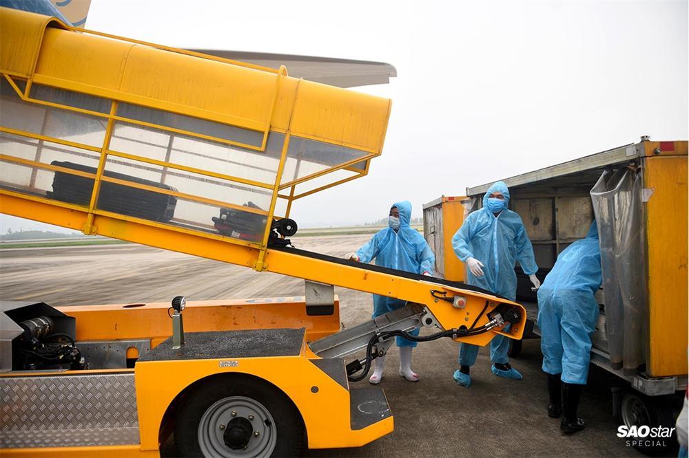 Những người thầm lặng sau chuyến bay đón kiều bào từ tâm dịch COVID-19: Tụt huyết áp, tình nguyện xa con-10