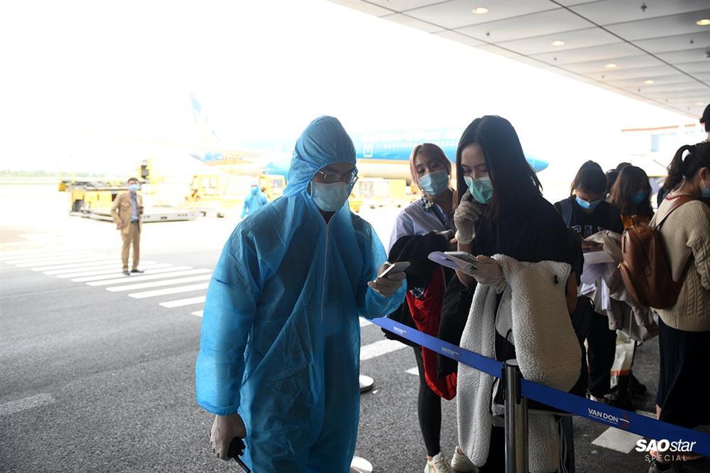 Những người thầm lặng sau chuyến bay đón kiều bào từ tâm dịch COVID-19: Tụt huyết áp, tình nguyện xa con-20