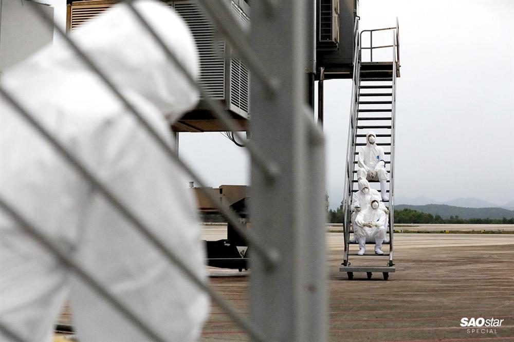 Những người thầm lặng sau chuyến bay đón kiều bào từ tâm dịch COVID-19: Tụt huyết áp, tình nguyện xa con-21