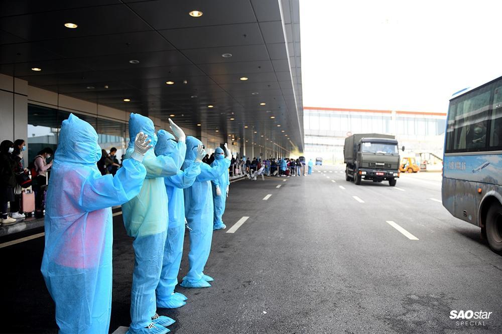 Những người thầm lặng sau chuyến bay đón kiều bào từ tâm dịch COVID-19: Tụt huyết áp, tình nguyện xa con-27