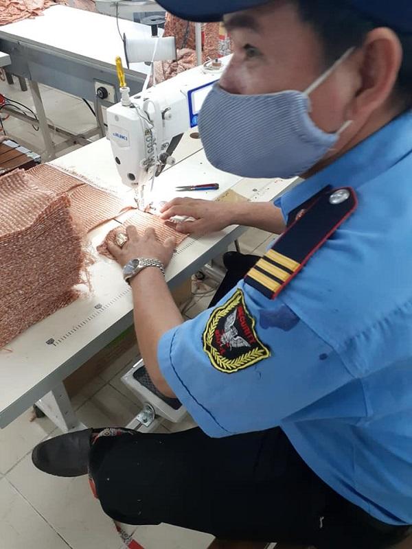 Công nhân nghỉ nhiều vì dịch, chú bảo vệ già lọ mọ học may, hỗ trợ sản xuất-1