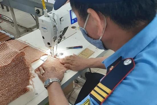 Công nhân nghỉ nhiều vì dịch, chú bảo vệ già 'lọ mọ' học may, hỗ trợ sản xuất