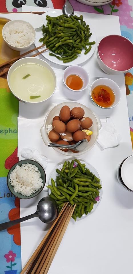 Nhói lòng bữa cơm tối nấu vội lúc 10 rưỡi đêm của đội lấy máu xét nghiệm lưu động chỉ có rau và trứng luộc-1
