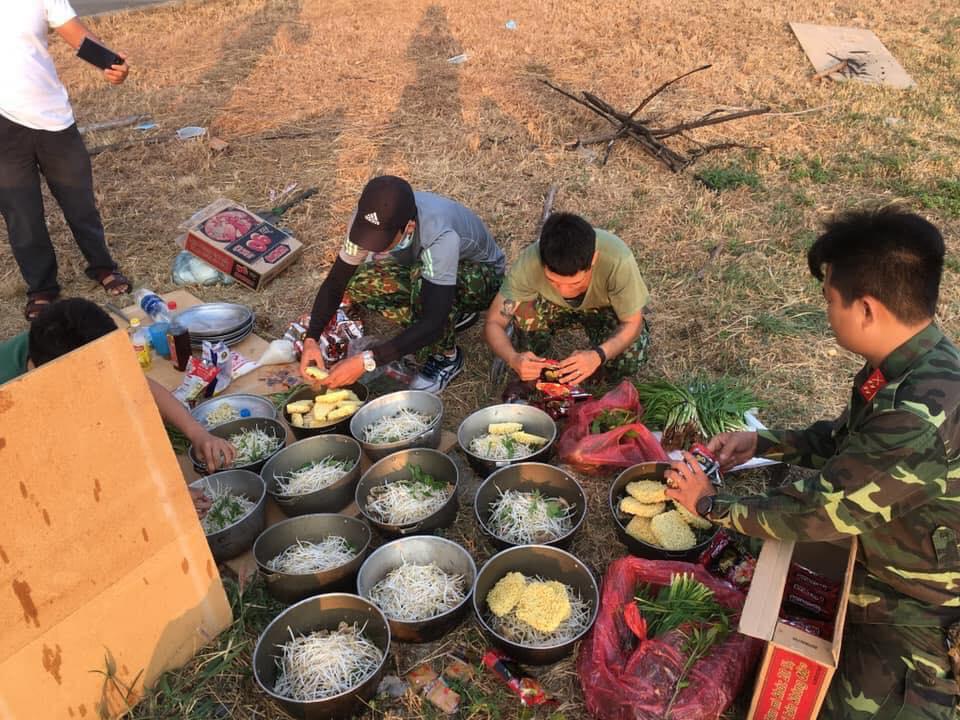 Nhói lòng bữa cơm tối nấu vội lúc 10 rưỡi đêm của đội lấy máu xét nghiệm lưu động chỉ có rau và trứng luộc-2