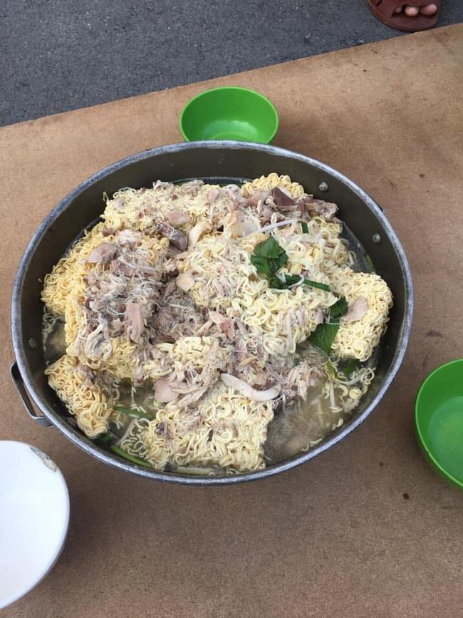 Nhói lòng bữa cơm tối nấu vội lúc 10 rưỡi đêm của đội lấy máu xét nghiệm lưu động chỉ có rau và trứng luộc-3