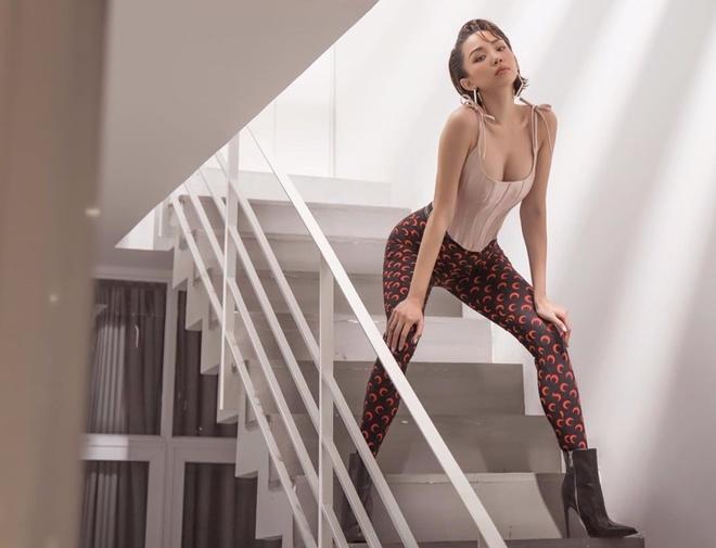 Sơn Tùng lên đồ nữ tính không nhận ra - Tóc Tiên mặc sexy hơn sau khi lấy chồng-7