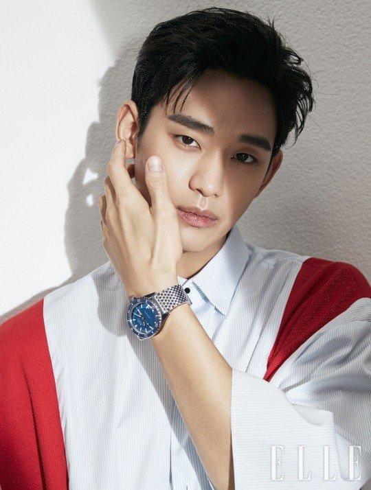 Kim Soo Hyun điển trai trên tạp chí ELLE số ra mới nhất. Nam diễn viên đang tích cực quảng bá cho bộ phim truyền hình 