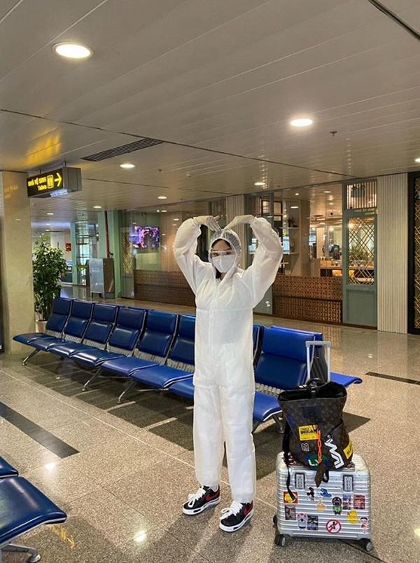 Miu Lê bay vào mùa dịch đã trang bị trang phục kín mít từ trên xuống dưới.