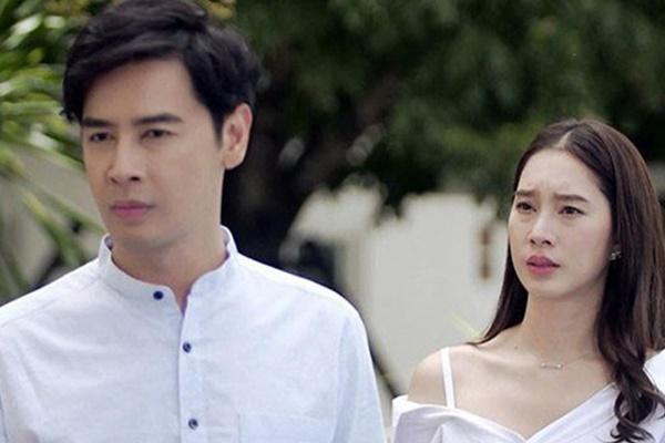 Bước ra khỏi tòa án, vợ dúi vào tay tôi mẩu giấy nguệch ngoạc khiến tôi rụng rời-3