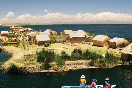Nơi người dân sống trên đảo nổi dệt từ lau sậy