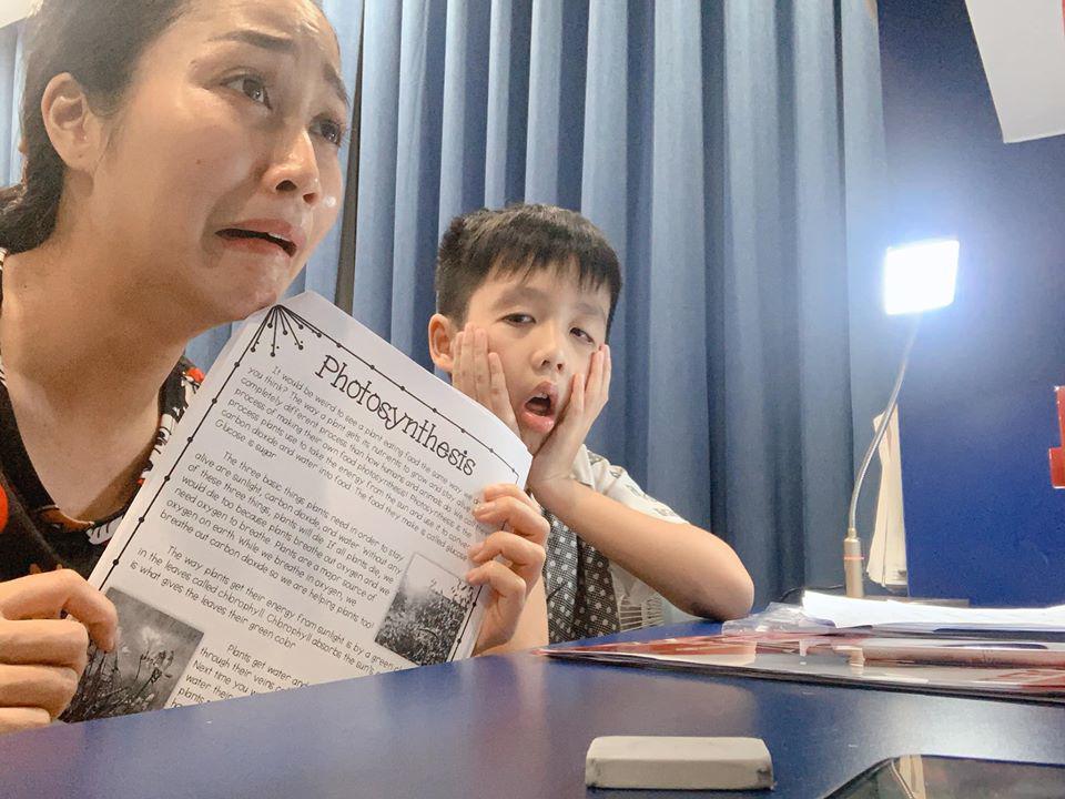 Mẹ 3 con Ốc Thanh Vân méo mặt vì bài vở của con ngày dịch, nhìn lịch học mà choáng-1