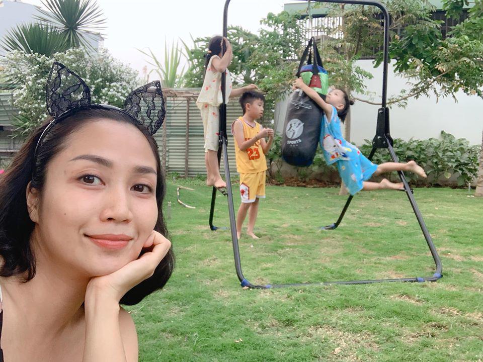 Mẹ 3 con Ốc Thanh Vân méo mặt vì bài vở của con ngày dịch, nhìn lịch học mà choáng-2