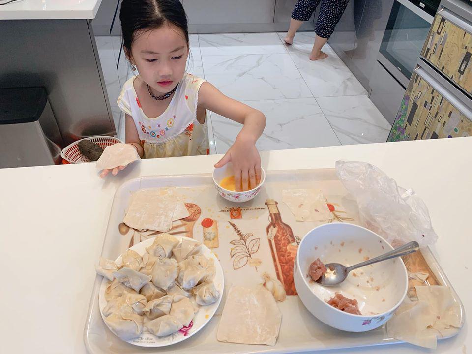 Mẹ 3 con Ốc Thanh Vân méo mặt vì bài vở của con ngày dịch, nhìn lịch học mà choáng-6