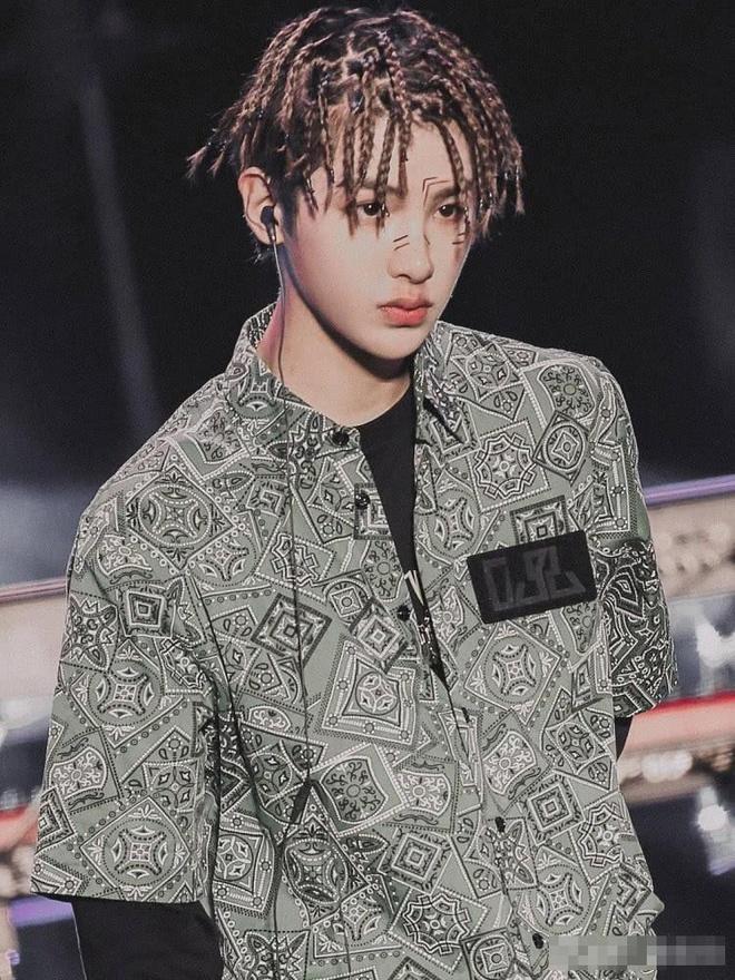 Vương Nhất Bác và dàn mỹ nam Hoa ngữ chất ngầu khi tết tóc châu Phi-9