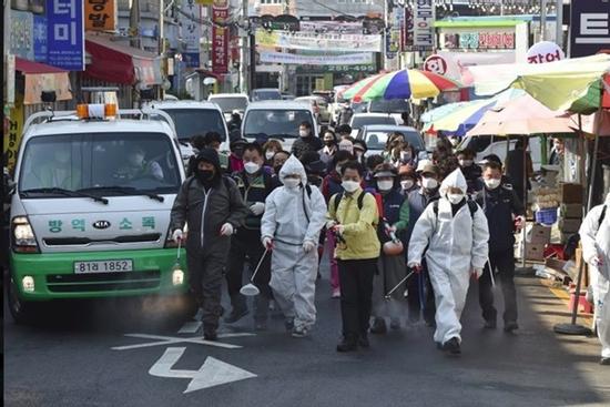 Ngày chết chóc nhất ở Mỹ vì Covid-19, ca nhiễm tăng kỷ lục ở Nhật