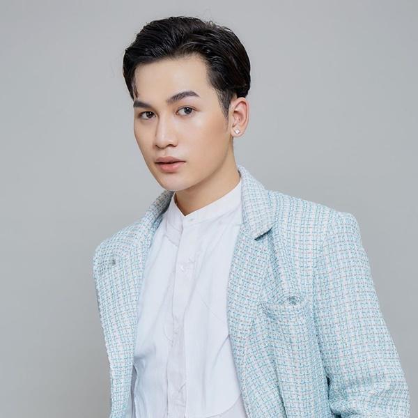 Năm ngoái, Ali Hoàng Dương bất ngờ đảm nhận vị trí huấn luyện viên của The Voice Kids cùng với Lưu Thiên Hương. Vai trò này khiến giọng ca 9X vướng tranh cãi. Thời điểm đó, nam ca sĩ đi hát mới hai năm, tuổi đời cũng non trẻ nên để lại nhiều nỗi băn khoăn với khán giả. Nhưng sau cùng, anh và chị gái Lưu Hương Giang đã đưa học trò lên ngôi quán quân.