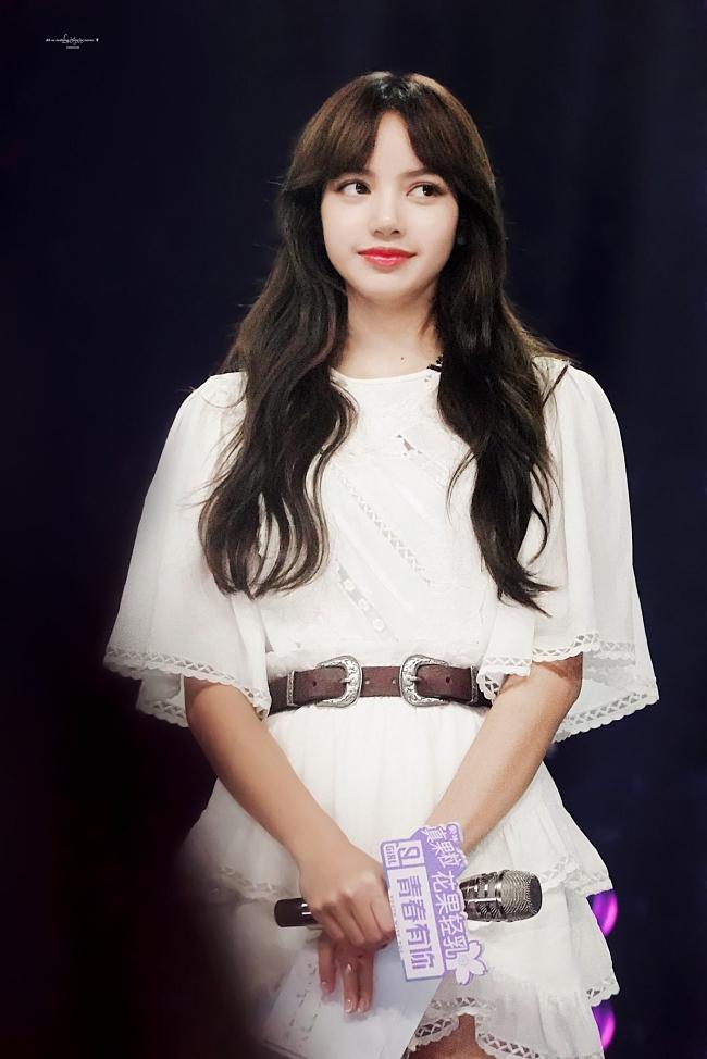 Có ai như Lisa: Đi dạy vũ đạo lại bị thực tập sinh hỏi bí quyết về tóc?-10