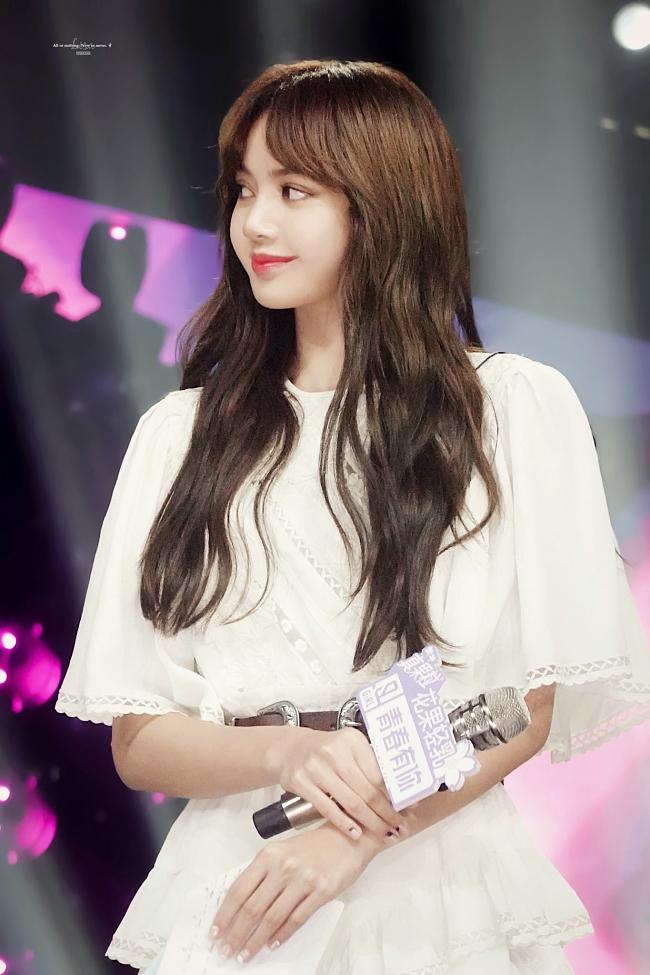 Lisa BlackPink gây bão với tóc 2 mái được ví như búp bê sống-2