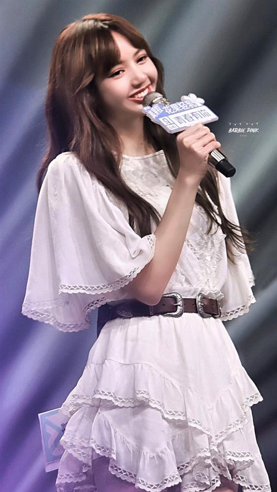 Lisa BlackPink gây bão với tóc 2 mái được ví như búp bê sống-3