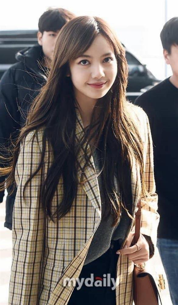 Lisa BlackPink gây bão với tóc 2 mái được ví như búp bê sống-6