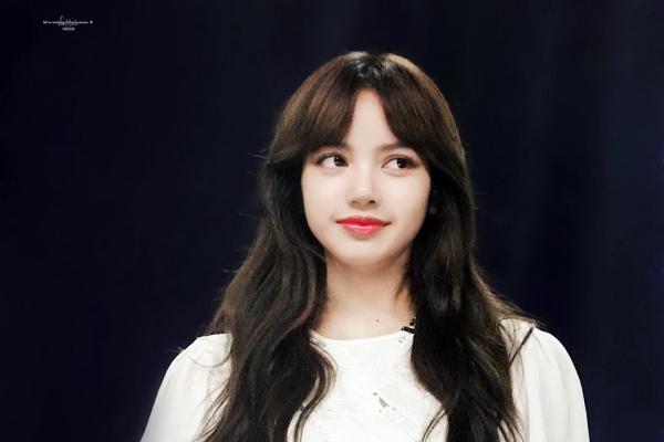 Có ai như Lisa: Đi dạy vũ đạo lại bị thực tập sinh hỏi bí quyết về tóc?-11