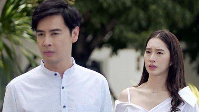 Bước ra khỏi tòa án, vợ dúi vào tay tôi mẩu giấy nguệch ngoạc khiến tôi rụng rời-2