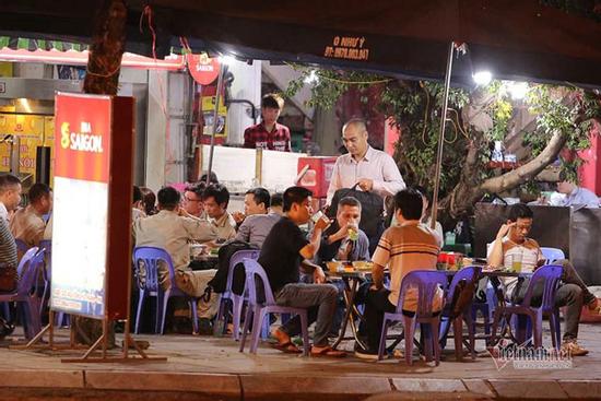 Covid-19 sẽ lây theo cấp số nhân nếu người dân không ở nhà