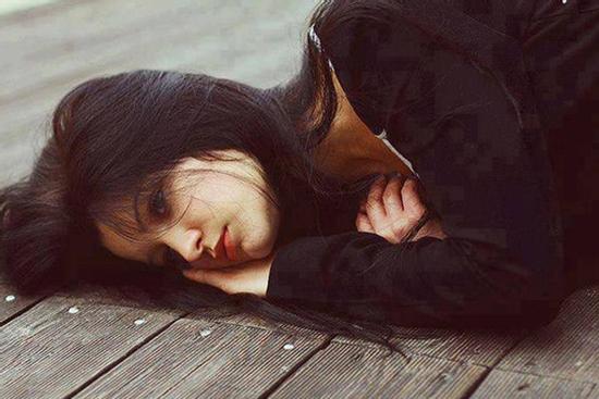 Nhìn xấp tiền dày cộm của mẹ người yêu, tôi ứa nước mắt khi nghe từng lời ghét bỏ của bà