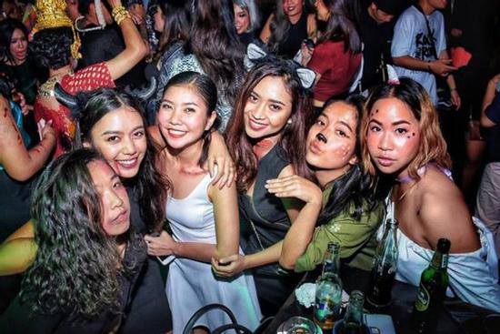 Bố mẹ cho đi trốn dịch, rich kid Thái Lan vẫn tiệc tùng và nhiễm virus