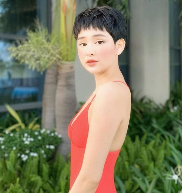 Hiền Hồ (sinh năm 1997) là ca sĩ nhận được sự chú ý của khán giả sau khi giành ngôi vị Á quân The Voice 2017. Thời điểm đó, 9X ghi điểm nhờ giọng hát, cách biểu diễn tự tin và ngoại hình sáng sân khấu. Bước ra khỏi cuộc thi, Hiền Hồ hoạt động âm nhạc tích cực. Khoảng 2 năm trở lại đây, cô có nhiều bản hit như Rồi người thương cũng hóa người dưng, Em ngày xưa khác rồi...