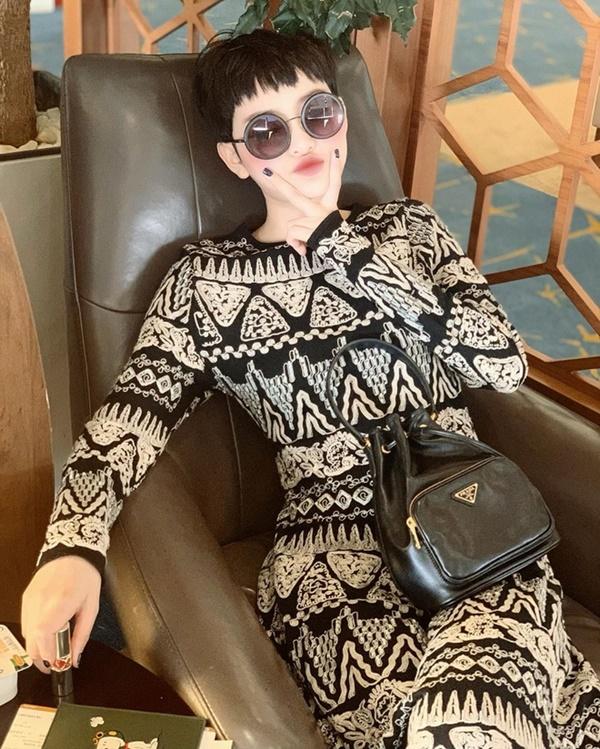 Hiền Hồ theo đuổi gu thời trang gợi cảm, thường xuyên khoe 3 vòng quyến rũ. Tuy vậy, Hiền Hồ từng bảy tỏ sự không tự tin về vẻ ngoài của bản thân. Cô thừa nhận mình trẻ con, thiếu lôi cuốn. "Tôi không quan tâm phải yêu đại gia. Tuy nhiên, nếu có đại gia nào đó che chở và bảo vệ mình thì tốt. Nhưng mọi người nhìn tôi đi, thiếu quyến rũ như thế này, đại gia nào mà để ý", Hiền Hồ chia sẻ.