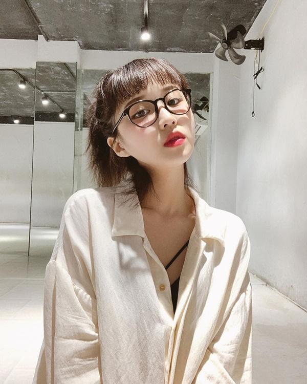 Là người nước ngoài, mới hoạt động nghệ thuật ở Việt Nam được vài năm nhưng Han Sara là cái tên xuất hiện nhiều trên các bảng xếp hạng. Ca khúc Tuổi học trò - nhạc phim Siêu quậy có bầu - do cô thể hiện từng có mặt trong đề cử top 5 Ca khúc nhạc phim được yêu thích.