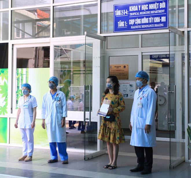 Clip: 3 bệnh nhân Covid-19 ở Đà Nẵng vui mừng xuất viện, Việt Nam đã chữa khỏi 20 ca-4