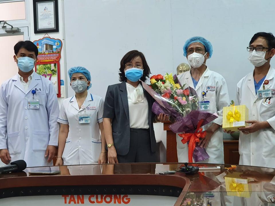 Clip: 3 bệnh nhân Covid-19 ở Đà Nẵng vui mừng xuất viện, Việt Nam đã chữa khỏi 20 ca-2