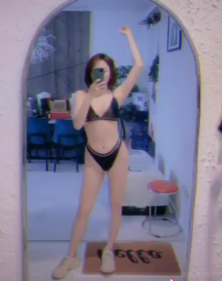 Cách ly mùa dịch Covid-19 mà hết cả ảnh để đăng, Tóc Tiên đành mặc bikini tạo dáng trong nhà-2