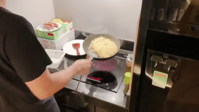 Quý ông Vbiz trổ tài nấu ăn: Trường Giang đỉnh của đỉnh, Trấn Thành làm văng nửa chảo mì-3