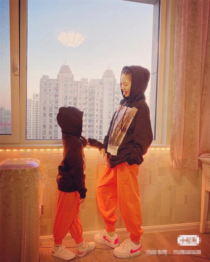 Bị tẩy chay vì scandal ngoại tình, Lý Tiểu Lộ quyết định mở shop quần áo online-2